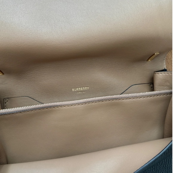 BURBERRY
TB bag leather handbag from Burberry is timeless, classic and beautiful - Picture 3 of 8